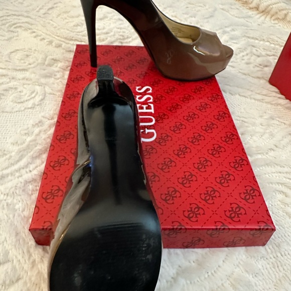 Guess brand tan and black open toed platform shoes - Picture 3 of 6